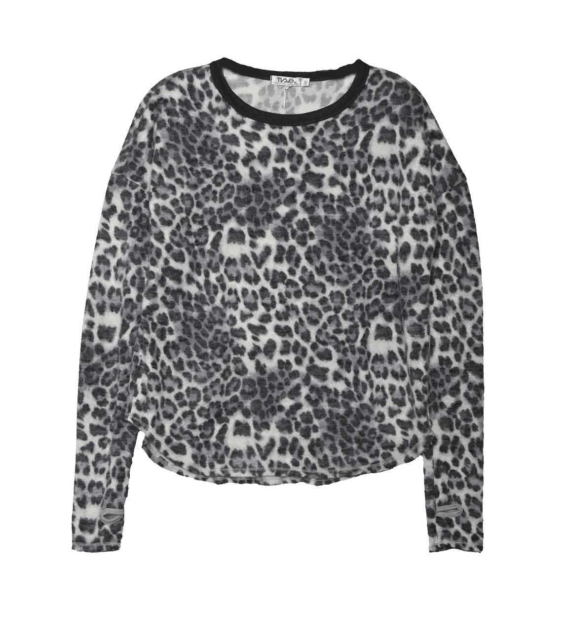 looser-fit women's long sleeve shirt in leopard-skin-patterned fabric with round bottom and thumbholes at the end of the sleeves